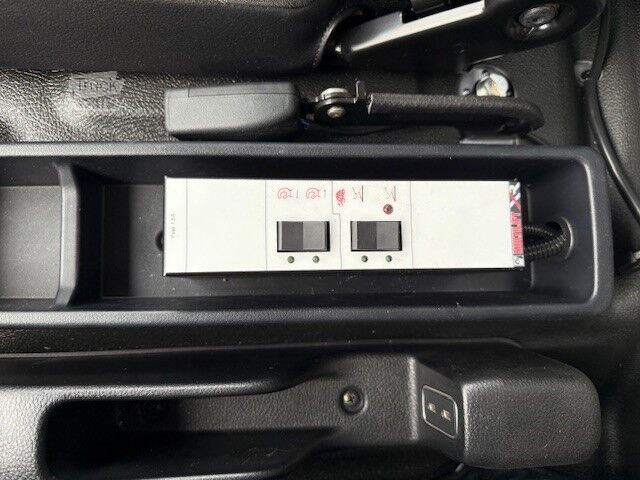 Camion benne à bras amovible Mitsubishi FUSO FUSO eCanter 9C18 mit Hakengerät (HIAB)  DAB+AUT