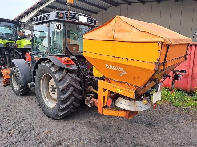 Traktor Massey Ferguson MF 3625 mit kompletter Winterausrüstung