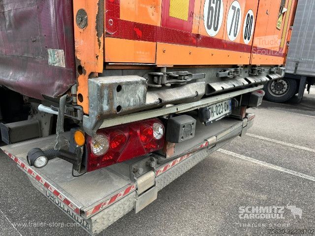 Öppen semitrailer med kapell Schmitz Cargobull Semitrailer Curtainsider Standard Hayon