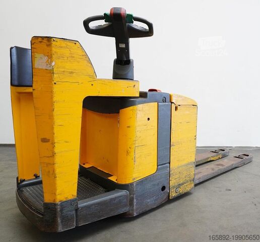 Transpalet electric cu operator în picioare Jungheinrich ERE120