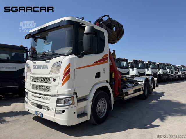 Kamion s kipom s pomičnim kontejnerom SCANIA scarrabil