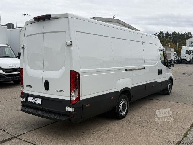 Hög tak skåpbil IVECO 35S16A8 V / HI-MATIC / PDC / Radio / Klima / 270°