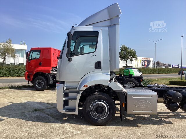 Ciężarówka z zabudową na zamówienie Ford Ford 4x2 Road 1833 Daycab