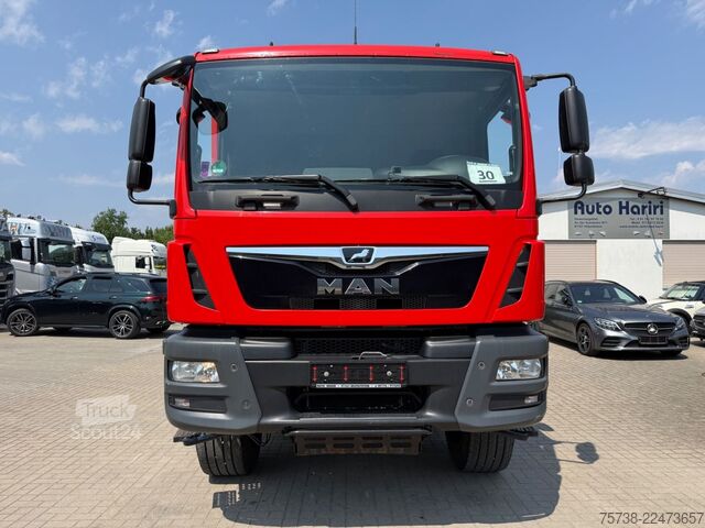 Dzērienu kravas automašīna MAN TGM 13.290 4x4 Getränke/Seitenlader+LBW/Navi