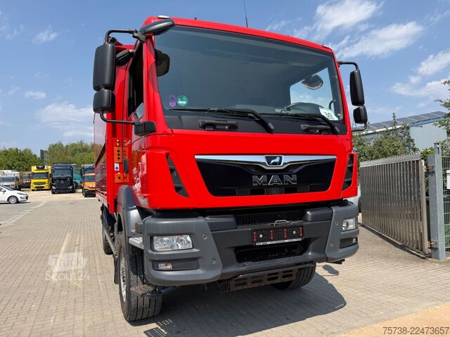 Dzērienu kravas automašīna MAN TGM 13.290 4x4 Getränke/Seitenlader+LBW/Navi