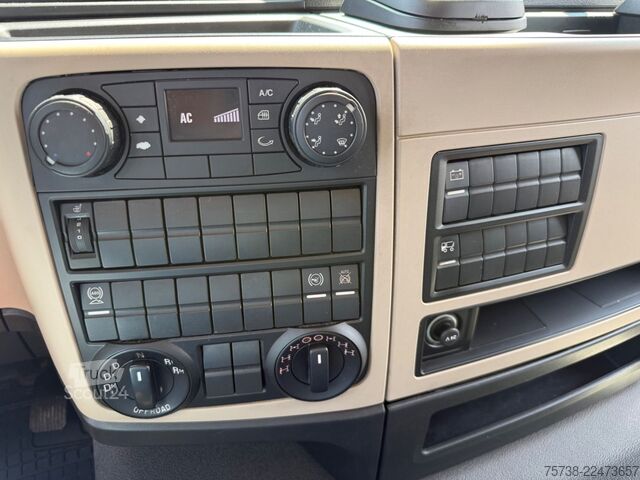 Dzērienu kravas automašīna MAN TGM 13.290 4x4 Getränke/Seitenlader+LBW/Navi