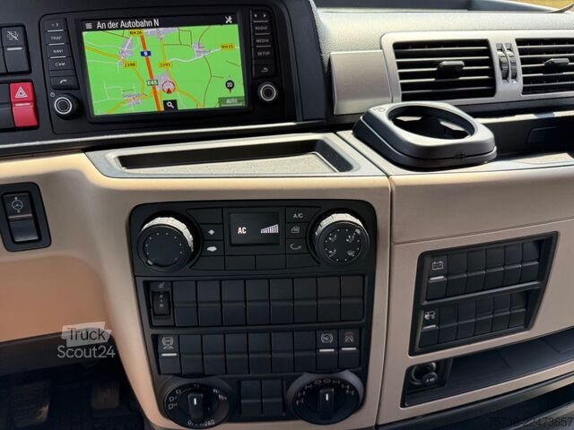 Dzērienu kravas automašīna MAN TGM 13.290 4x4 Getränke/Seitenlader+LBW/Navi
