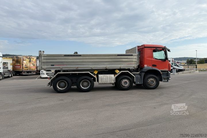 شاحنة قلابة ثلاثية الجوانب Mercedes-Benz Arocs 3243 8x4 Schwarzmüller / Swiss-Vehicle