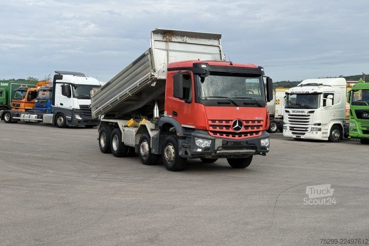 شاحنة قلابة ثلاثية الجوانب Mercedes-Benz Arocs 3243 8x4 Schwarzmüller / Swiss-Vehicle