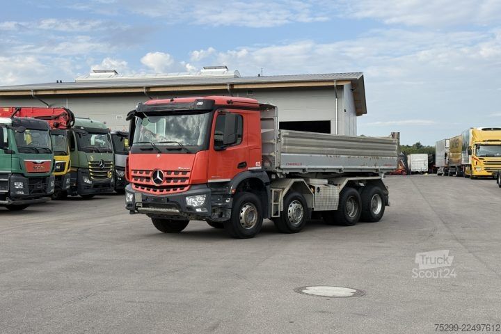 شاحنة قلابة ثلاثية الجوانب Mercedes-Benz Arocs 3243 8x4 Schwarzmüller / Swiss-Vehicle