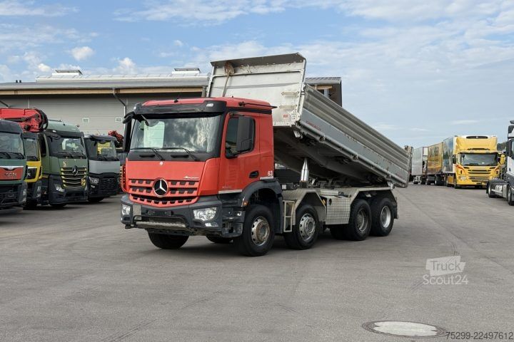 شاحنة قلابة ثلاثية الجوانب Mercedes-Benz Arocs 3243 8x4 Schwarzmüller / Swiss-Vehicle