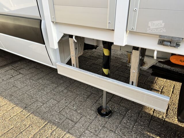Вантажівка-платформа з краном Mercedes-Benz Sprinter 513 CDI 366 Hiab Laadkraan 018T Trekha...