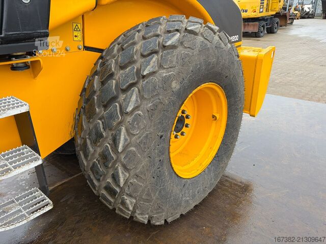 En valjček JCB VM200D