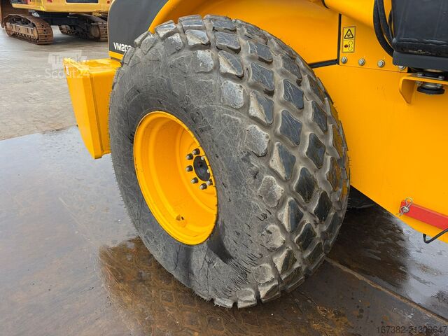 En valjček JCB VM200D