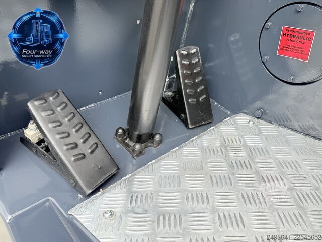 رافعة شوكية رباعية الاتجاهات Combilift CB4000 GAS TRIPLEX 5200 FREE-LIFT