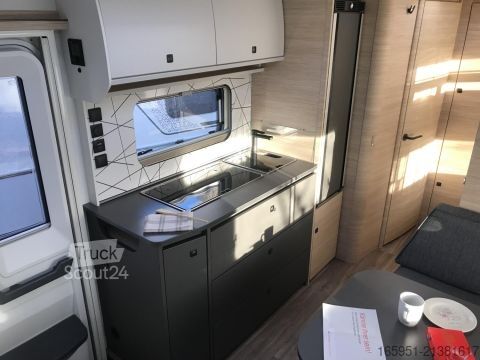 Bivalnik Fendt Apero Activ 560 SKM Mod.2026 2000kg Dekopaket