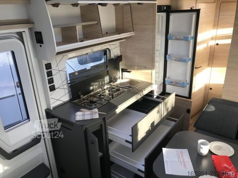 Bivalnik Fendt Apero Activ 560 SKM Mod.2026 2000kg Dekopaket