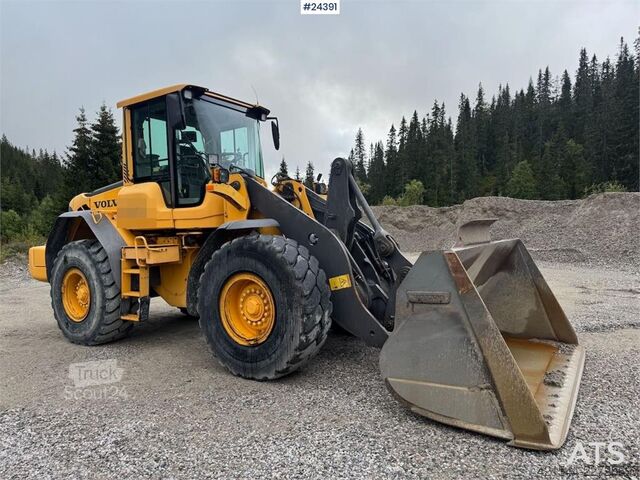 Iekrāvējs Volvo L90F Wheel Loader w/ Bucket and Pallet Forks – Low