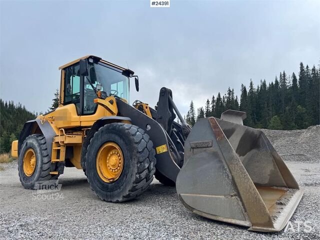 Iekrāvējs Volvo L90F Wheel Loader w/ Bucket and Pallet Forks – Low