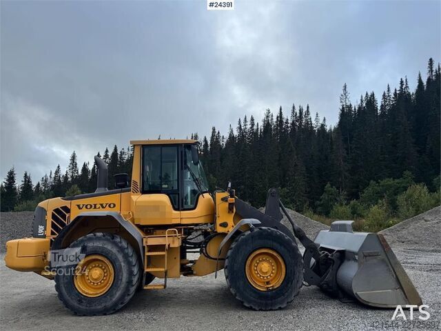 Iekrāvējs Volvo L90F Wheel Loader w/ Bucket and Pallet Forks – Low