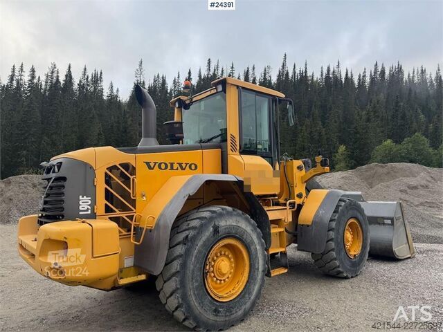 Iekrāvējs Volvo L90F Wheel Loader w/ Bucket and Pallet Forks – Low