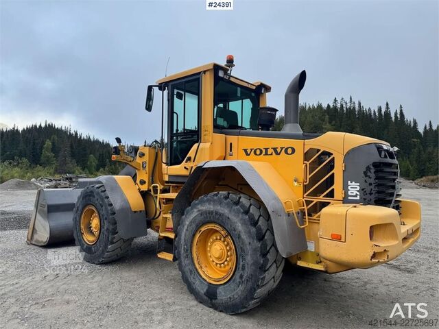 Iekrāvējs Volvo L90F Wheel Loader w/ Bucket and Pallet Forks – Low
