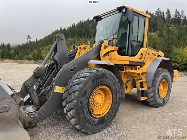 Iekrāvējs Volvo L90F Wheel Loader w/ Bucket and Pallet Forks – Low
