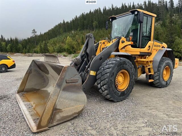 Iekrāvējs Volvo L90F Wheel Loader w/ Bucket and Pallet Forks – Low