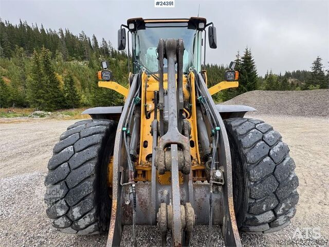 Iekrāvējs Volvo L90F Wheel Loader w/ Bucket and Pallet Forks – Low