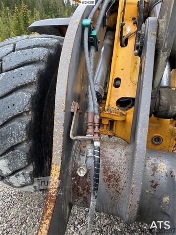 Iekrāvējs Volvo L90F Wheel Loader w/ Bucket and Pallet Forks – Low
