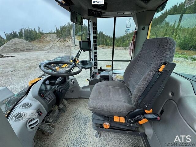 Iekrāvējs Volvo L90F Wheel Loader w/ Bucket and Pallet Forks – Low
