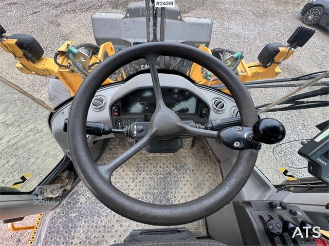Iekrāvējs Volvo L90F Wheel Loader w/ Bucket and Pallet Forks – Low