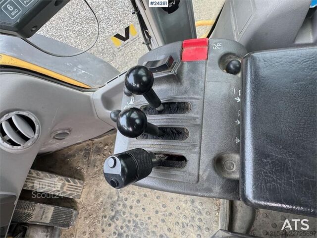 Iekrāvējs Volvo L90F Wheel Loader w/ Bucket and Pallet Forks – Low