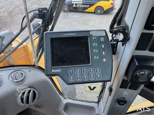 Iekrāvējs Volvo L90F Wheel Loader w/ Bucket and Pallet Forks – Low