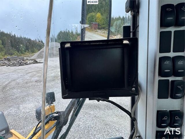 Iekrāvējs Volvo L90F Wheel Loader w/ Bucket and Pallet Forks – Low