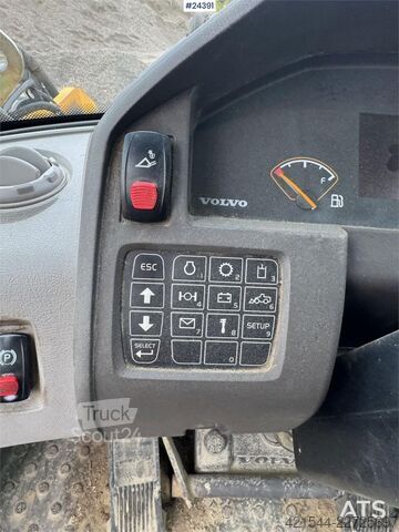 Iekrāvējs Volvo L90F Wheel Loader w/ Bucket and Pallet Forks – Low
