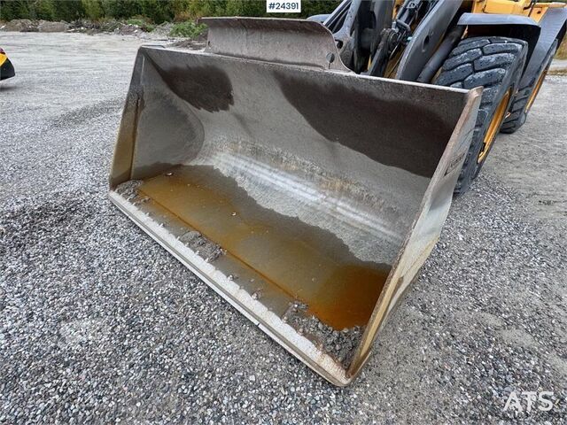 Iekrāvējs Volvo L90F Wheel Loader w/ Bucket and Pallet Forks – Low