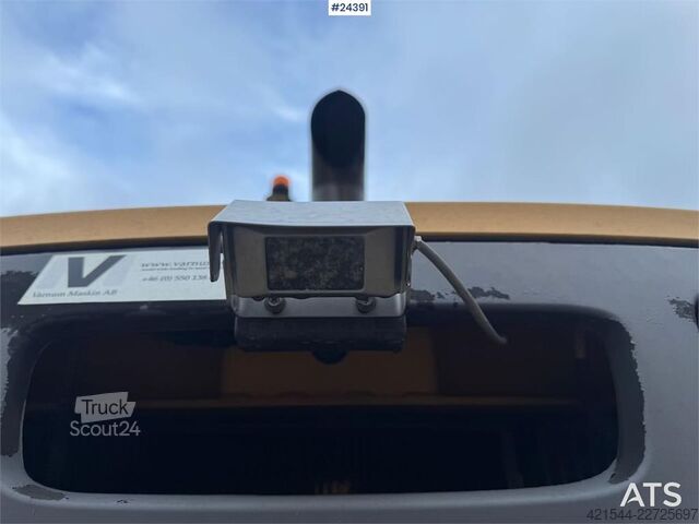 Iekrāvējs Volvo L90F Wheel Loader w/ Bucket and Pallet Forks – Low