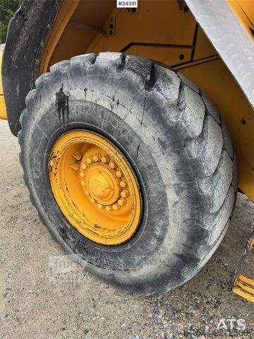 Iekrāvējs Volvo L90F Wheel Loader w/ Bucket and Pallet Forks – Low