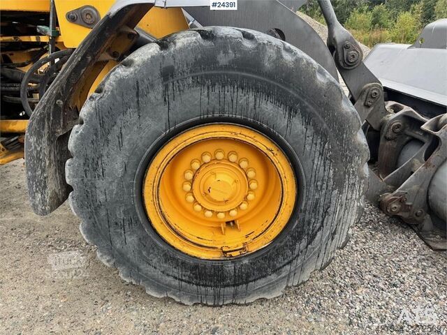 Iekrāvējs Volvo L90F Wheel Loader w/ Bucket and Pallet Forks – Low