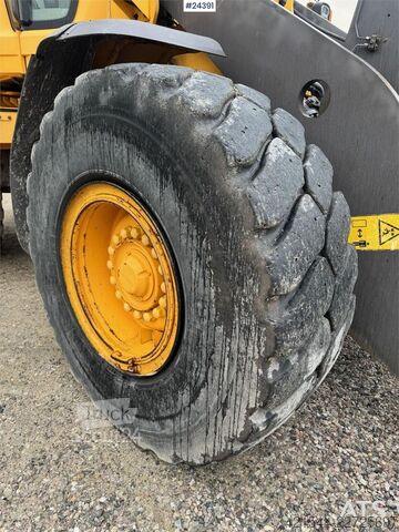 Iekrāvējs Volvo L90F Wheel Loader w/ Bucket and Pallet Forks – Low