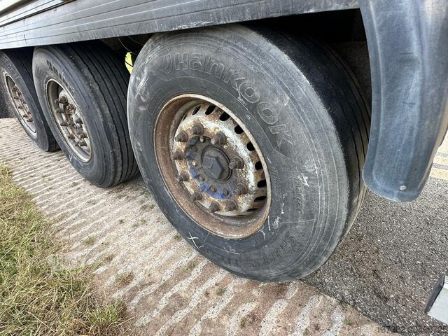 Refrigerated/frozen transport Gray and Adams Meat Hook Thermo King SLXE 400