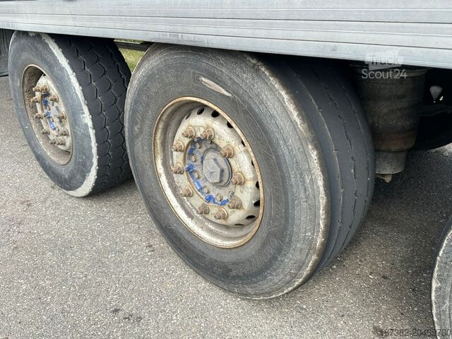 Refrigerated/frozen transport Gray and Adams Meat Hook Thermo King SLXE 400