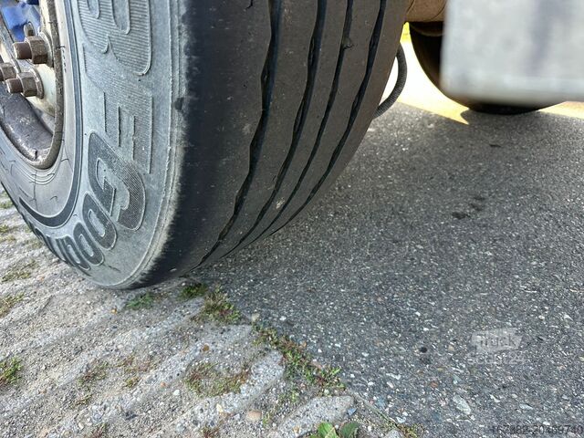 Refrigerated/frozen transport Gray and Adams Meat Hook Thermo King SLXE 400