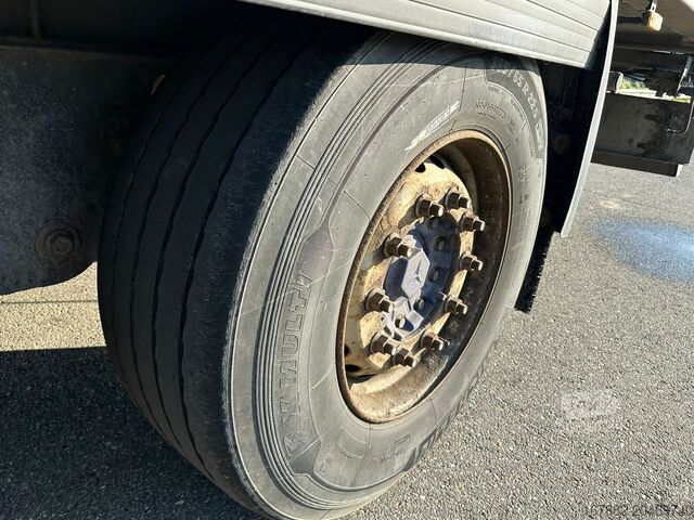 Refrigerated/frozen transport Gray and Adams Meat Hook Thermo King SLXE 400