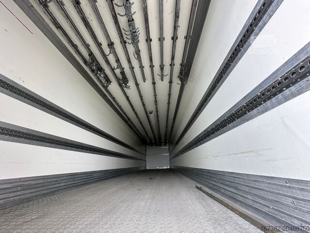 Refrigerated/frozen transport Gray and Adams Meat Hook Thermo King SLXE 400