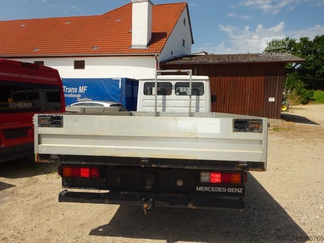 Pritschenwagen MERCEDES-BENZ 711 DOKA /Pritsche 4,20 l