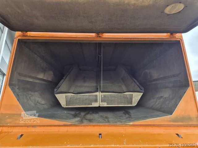Măturătoare stradală MERCEDES-BENZ Actros 2032 A 4x4 Bucher STKF 9500 Airport 30x