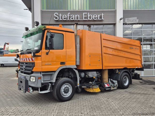 Balayeuse de voirie MERCEDES-BENZ Actros 2032 A 4x4 Bucher STKF 9500 Airport 30x