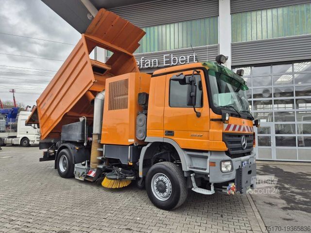 Măturătoare stradală MERCEDES-BENZ Actros 2032 A 4x4 Bucher STKF 9500 Airport 30x